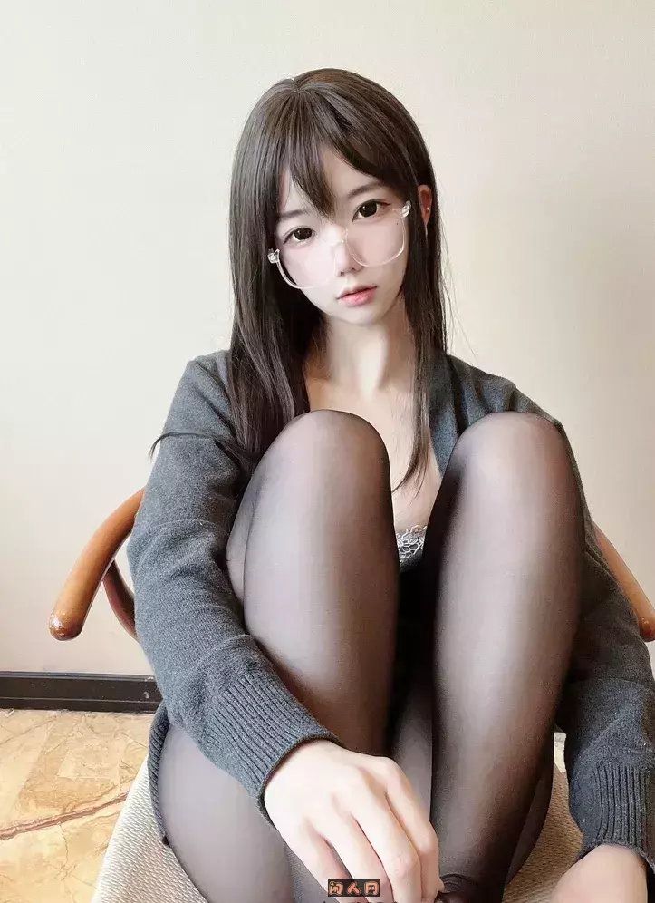 莉犬酱-眼镜妹性感自拍写真作品合集 美图合集 第1张