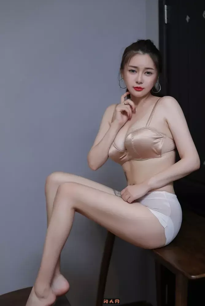 秀人模特@凯竹BuiBui长腿颜值女神写真合集 美图合集 第4张